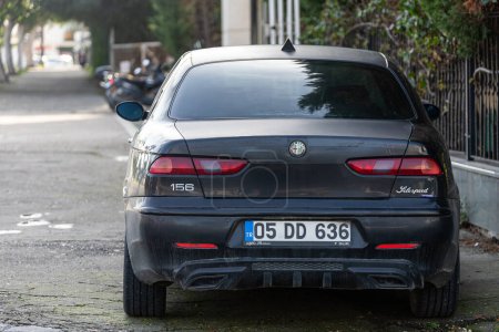 Téléchargez les photos : Côté ; Turquie 04 Février 2024 : Alfa Romeo 156 noir est garé dans la rue par une journée chaude - en image libre de droit