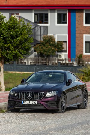 Téléchargez les photos : Côté ; Turquie 04 Février 2024 : Mercedes e-class coupé violet est garé dans la rue par une chaude journée d'été - en image libre de droit