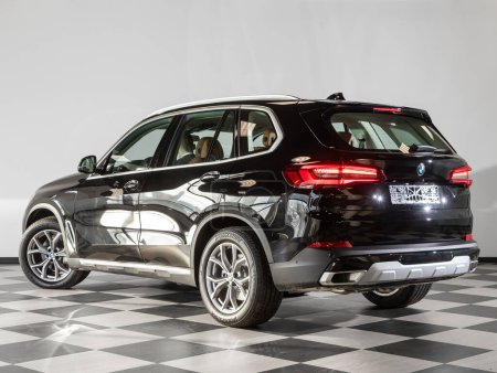 Téléchargez les photos : Novossibirsk, Russie - février 04, 2024 : BMW X5 noir se gare dans le salon de l'auto, vue de l'arrière - en image libre de droit