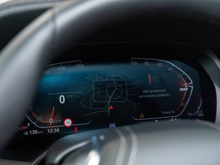 Téléchargez les photos : Novossibirsk, Russie - 04 février 2024 : BMW X5 noire, le tableau de bord de la voiture est éclairé par un éclairage lumineux. Compteur de vitesse, tachymètre circulaire, température, état du véhiculehuile et carburant - en image libre de droit