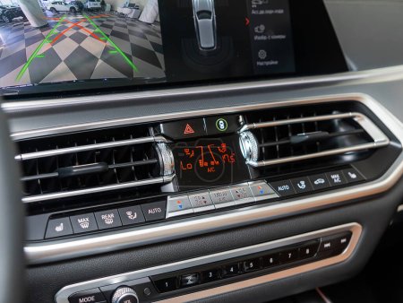 Téléchargez les photos : Novossibirsk, Russie - février 04, 2024 : BMW X5 noir, vue de contrôle du climat avec bouton de climatisation, le tableau de bord avec des informations sur la température à l'intérieur d'une voiture - en image libre de droit