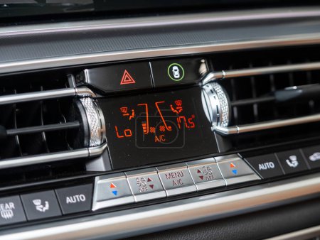 Téléchargez les photos : Novossibirsk, Russie - février 04, 2024 : BMW X5 noir, vue de contrôle du climat avec bouton de climatisation, le tableau de bord avec des informations sur la température à l'intérieur d'une voiture - en image libre de droit