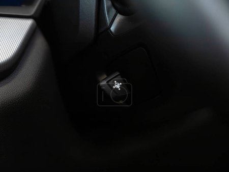 Foto de Novosibirsk, Rusia - 04 de febrero de 2024: BMW X5 negro, panel de control con botones de ajuste del volante - Imagen libre de derechos