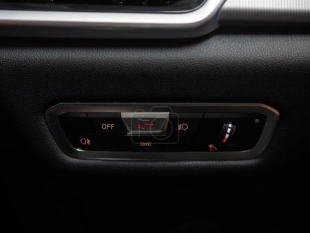 Téléchargez les photos : Novossibirsk, Russie - 04 février 2024 : BMW X5 noire, gros plan des boutons de réglage des phares. intérieur de voiture moderne - en image libre de droit