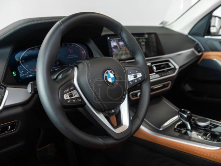 Foto de Novosibirsk, Rusia - 04 de febrero de 2024: BMW X5 negro, interior del coche - volante, palanca de cambios y salpicadero, climatización, velocímetro, pantalla de lujo ca - Imagen libre de derechos