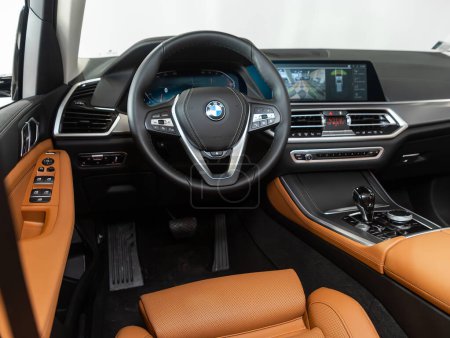 Téléchargez les photos : Novossibirsk, Russie - février 04, 2024 : BMW X5 noir, voiture Intérieur - volant, levier de vitesse et tableau de bord, contrôle de la climatisation, indicateur de vitesse, affichage dans le luxe ca - en image libre de droit
