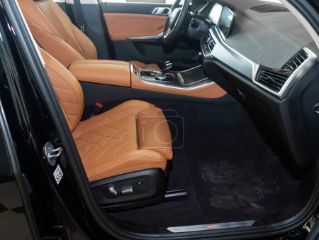 Foto de Novosibirsk, Rusia - 04 de febrero de 2024: BMW X5 negro, primer plano del tablero, jugador, volante, manija del acelerador, botones, asientos. - Imagen libre de derechos