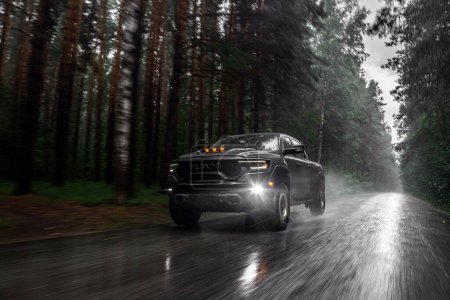 Téléchargez les photos : Novossibirsk, Russie - 27 juillet 2023 : Dodge Ram Trx Havok Edition bleu, pick-up conduisant dans la rue par une journée chaude sur fond de forêt - en image libre de droit