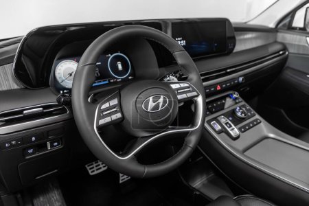 Téléchargez les photos : Novossibirsk, Russie - 13 février 2024 : Hyundai Palisade blanche, Vue intérieure de la voiture avec salon noir. Intérieur de voiture de luxe moderne de prestige - en image libre de droit