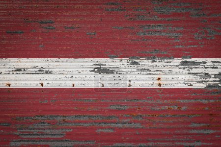 Téléchargez les photos : Gros plan de l'ancien mur métallique avec drapeau national de Lettonie. Notion de Lettonie exportation-importation, stockage des marchandises et livraison nationale des marchandises. Drapeau dans le style grunge - en image libre de droit