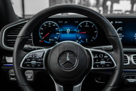 Téléchargez les photos : Novossibirsk, Russie - 13 février 2024 : Mercedes-Benz Classe GLS, Vue de l'intérieur de la voiture avec salon noir. Intérieur de voiture de luxe moderne de prestige - en image libre de droit