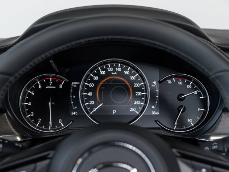 Téléchargez les photos : Novossibirsk, Russie - 20 février 2024 : Mazda Atenza, près de l'indicateur de vitesse avec tr / min et km mètre - en image libre de droit