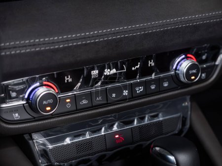 Téléchargez les photos : Novossibirsk, Russie - 20 Février 2024 : Mazda Atenza, noir intérieur de la voiture : vue sur le contrôle du climat avec bouton de climatisation à l'intérieur d'une voiture - en image libre de droit