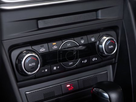 Téléchargez les photos : Novossibirsk, Russie - 20 février 2024 : Mazda CX-4, intérieur de la voiture noir : vue sur le contrôle du climat avec bouton de climatisation à l'intérieur d'une voiture - en image libre de droit