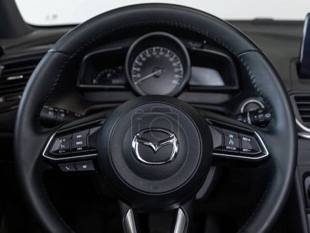 Foto de Novosibirsk, Rusia - 20 de febrero de 2024: Mazda CX-4, lujoso coche Interior - salpicadero, reproductor, volante con logotipo y botones, velocímetro y tacómetro - Imagen libre de derechos