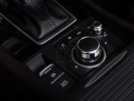Téléchargez les photos : Novossibirsk, Russie - 20 février 2024 : Mazda CX-4, Vue rapprochée de la console centrale moderne avec boutons de navigation, musique et autres paramètres - en image libre de droit