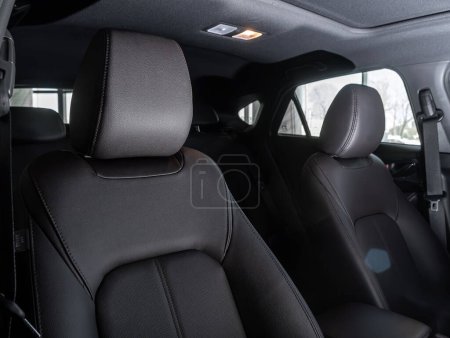 Foto de Novosibirsk, Rusia - 20 de febrero de 2024: Mazda CX-4, Asiento trasero de cuero negro de fondo con cinturones de seguridad. Interior del coche de lujo - Imagen libre de derechos