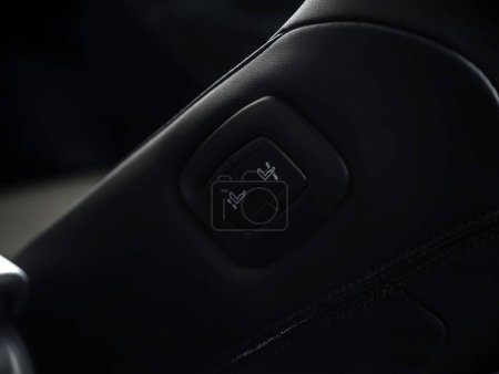 Foto de Novosibirsk, Rusia - 20 de febrero de 2024: Toyota Avalon, panel de control con botones de ajuste del asiento - Imagen libre de derechos