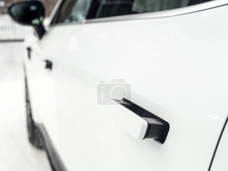 Téléchargez les photos : Gros plan des poignées rétractables d'une voiture blanche - en image libre de droit