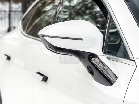 Téléchargez les photos : Miroir latéral d'une voiture blanche gros plan. Détail extérieur - en image libre de droit
