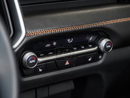 Téléchargez les photos : Novossibirsk, Russie - 20 Février 2024 : Mazda CX50, Boutons pour allumer le climatiseur de voiture sur le panneau de contrôle de la climatisation - en image libre de droit