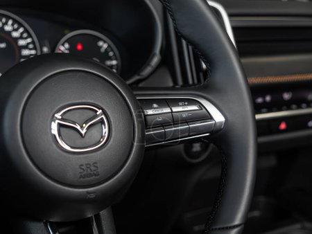 Téléchargez les photos : Novossibirsk, Russie - 20 Février 2024 : Mazda CX50, Gros plan sur le volant de voiture avec boutons de fonction - en image libre de droit