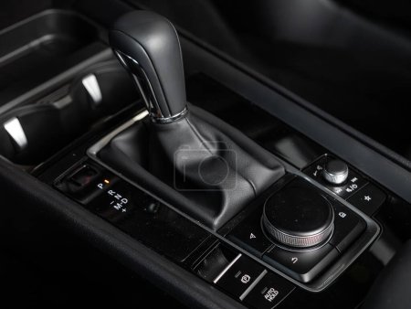 Foto de Novosibirsk, Rusia - 20 de febrero de 2024: Mazda CX50, Primer plano de la manija de transmisión manual de la caja de cambios. Mango del acelerador y botones en un coche nuevo. - Imagen libre de derechos