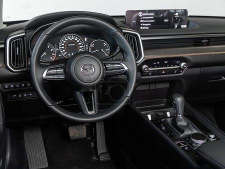 Téléchargez les photos : Novossibirsk, Russie - 20 février 2024 : Mazda CX50, intérieur de la voiture - volant, levier de vitesses et tableau de bord, climatisation, indicateur de vitesse, affichage. Salon d'un nouveau ca élégant - en image libre de droit