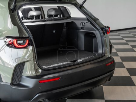Téléchargez les photos : Novossibirsk, Russie - 20 Février 2024 : Mazda CX50, Propre, open empty trunk - en image libre de droit