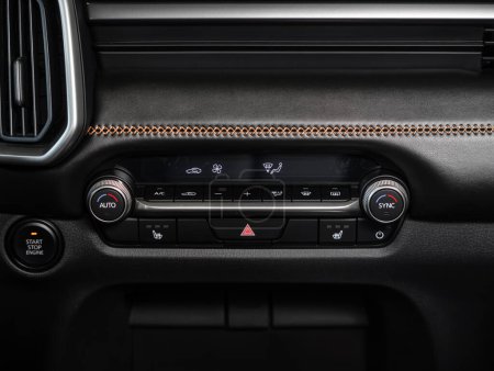 Téléchargez les photos : Novossibirsk, Russie - 20 Février 2024 : Mazda CX50, Boutons pour allumer le climatiseur de voiture sur le panneau de contrôle de la climatisation - en image libre de droit
