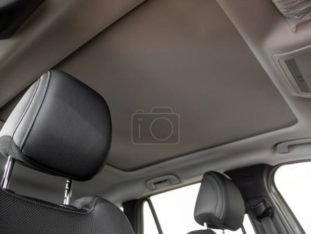 Téléchargez les photos : Novossibirsk, Russie - 20 février 2024 : Mazda CX50, intérieur de la voiture. Vue arrière du pare-brise, de l'écoutille et du tableau de bord - en image libre de droit