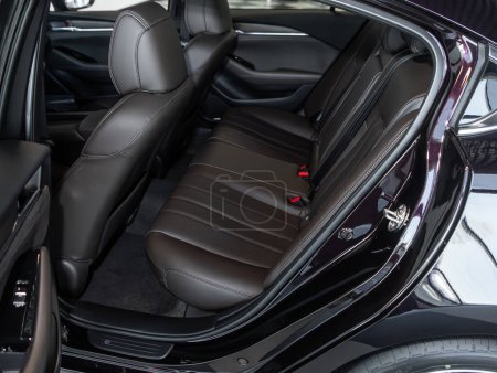 Téléchargez les photos : Novossibirsk, Russie - 20 février 2024 : Mazda Atenza, Siège arrière pour passagers en cuir noir. Confort voiture à l'intérieur - en image libre de droit