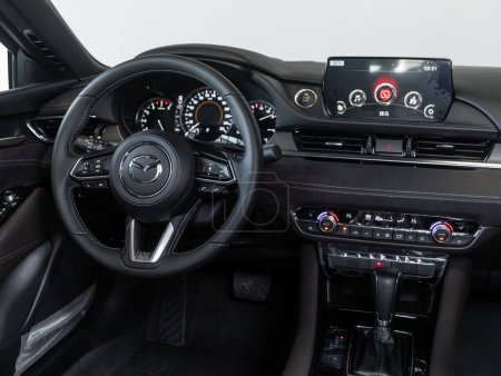 Foto de Novosibirsk, Rusia - 20 de febrero de 2024: Mazda Atenza, lujoso coche Interior - salpicadero, reproductor, volante con logotipo y botones, velocímetro y tacómetro - Imagen libre de derechos