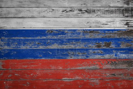 Foto de La bandera nacional de Rusia está pintada sobre tablas de madera desiguales. Símbolo país. - Imagen libre de derechos