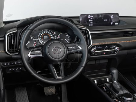 Téléchargez les photos : Novossibirsk, Russie - février 21, 2024 : Mazda CX-50, détails de la cabine intérieure du poste de pilotage, compteur de vitesse et tachymètre. Intérieur cuir noir. - en image libre de droit