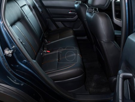 Téléchargez les photos : Novossibirsk, Russie - février 21, 2024 : Mazda CX-50, design d'intérieur en cuir, sièges passager et conducteur avec ceinture de sécurité. - en image libre de droit