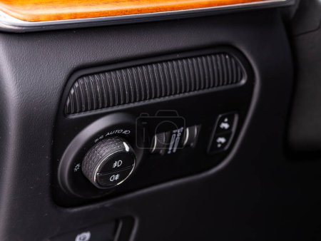 Foto de Novosibirsk, Rusia - 29 de febrero de 2024: Jeep Wagoneer, primer plano de los botones de los faros del asiento. interior del coche moderno - Imagen libre de derechos