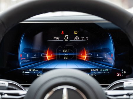 Téléchargez les photos : Novossibirsk, Russie - février 29, 2024 : Mercedes-Benz GLE, Tableau de bord avec rétroéclairage bleu : Compteur kilométrique, indicateur de vitesse, tachymètre, niveau de carburant, température de l'eau et plus - en image libre de droit