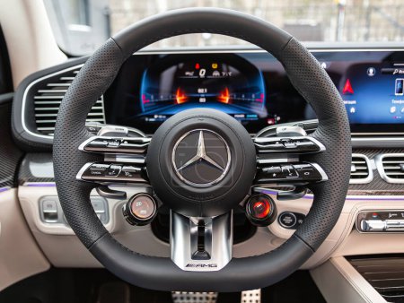 Téléchargez les photos : Novosibirsk, Russie - février 29, 2024 : Mercedes-Benz GLE, détails de la cabine intérieure du poste de pilotage, compteur de vitesse et tachymètre. Intérieur cuir noir. - en image libre de droit