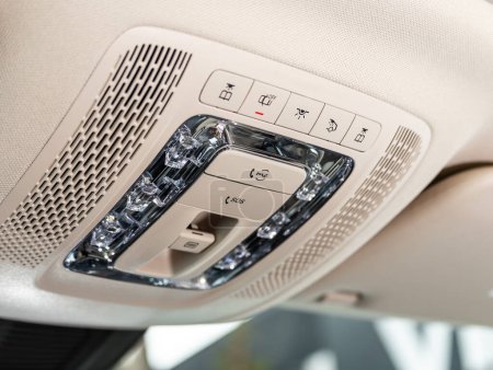 Foto de Novosibirsk, Rusia - 29 de febrero de 2024: Mercedes-Benz GLE, panel de control con botones de ajuste y sos - Imagen libre de derechos