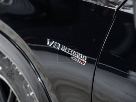 Téléchargez les photos : Novossibirsk, Russie - 29 février 2024 : Mercedes-Benz GLE, gros plan sur le logo V8 - en image libre de droit