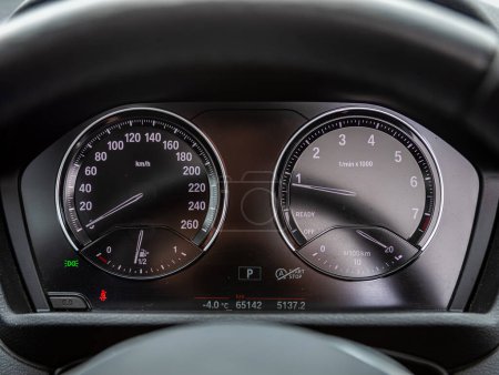 Téléchargez les photos : Novossibirsk, Russie - février 29, 2024 : BMW X5, Tableau de bord avec rétroéclairage bleu : Compteur kilométrique, indicateur de vitesse, tachymètre, niveau de carburant, température de l'eau et plus - en image libre de droit