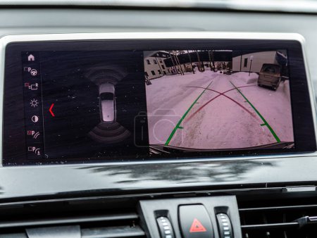 Foto de Novosibirsk, Rusia - 29 de febrero de 2024: BMW X5, cámara trasera con monitor, botones - detalles y controles de automóviles modernos. - Imagen libre de derechos