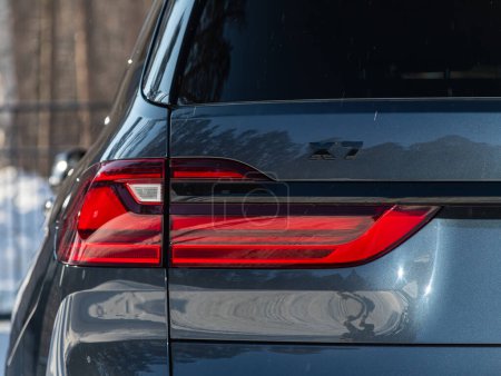 Téléchargez les photos : Novossibirsk, Russie - 13 mars 2024 : BMW X7, Détail rapproché sur l'un des feux arrière LED voiture moderne. Détail extérieur automobile. - en image libre de droit