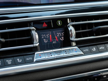 Foto de Novosibirsk, Rusia - 13 de marzo de 2024: BMW X7, vista del control de temperatura con botón de aire acondicionado, el salpicadero con información sobre la temperatura dentro de un coche - Imagen libre de derechos