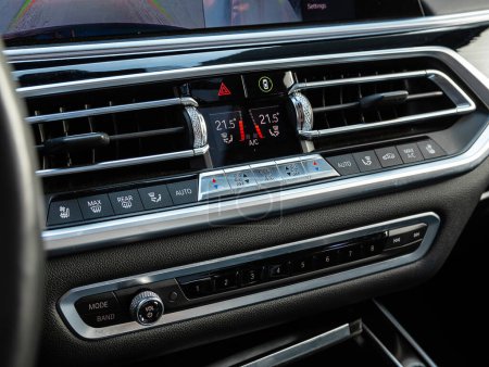 Foto de Novosibirsk, Rusia - 13 de marzo de 2024: BMW X7, vista del control de temperatura con botón de aire acondicionado, el salpicadero con información sobre la temperatura dentro de un coche - Imagen libre de derechos