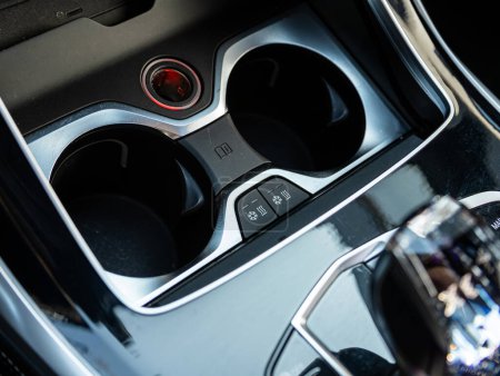 Foto de Novosibirsk, Rusia - 13 de marzo de 2024: BMW X7, panel de control para la comodidad de los pasajeros del asiento trasero: climatización, calefacción de asientos, portavasos - Imagen libre de derechos