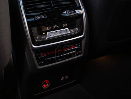 Foto de Novosibirsk, Rusia - 13 de marzo de 2024: BMW X7, panel de control para la comodidad de los pasajeros del asiento trasero: climatización, calefacción de asientos y otros botones - Imagen libre de derechos