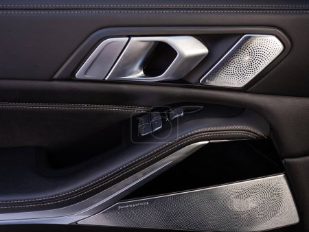 Téléchargez les photos : Novossibirsk, Russie - 13 mars 2024 : BMW X7, gros plan sur les boutons de la porte latérale : boutons de réglage de la fenêtre, serrure de la porte - en image libre de droit