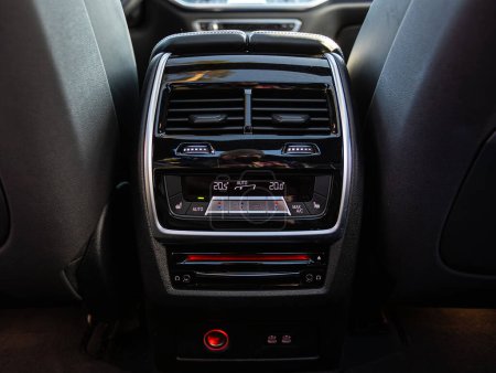 Téléchargez les photos : Novossibirsk, Russie - 13 mars 2024 : BMW X7, panneau de commande pour la commodité des passagers arrière : climatisation, chauffage des sièges et autres boutons - en image libre de droit
